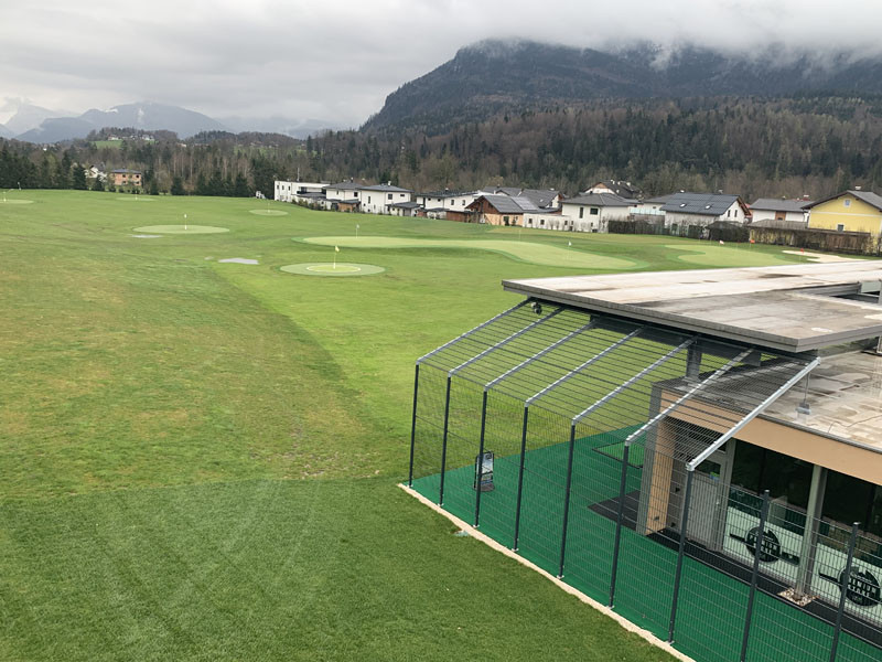 Trainingsanlage Sieben Anspielgrüns befinden sich auf der 350 Meter langen Spielfläche.
