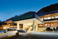 CESTA GRAND Hoteleingang abends Mont