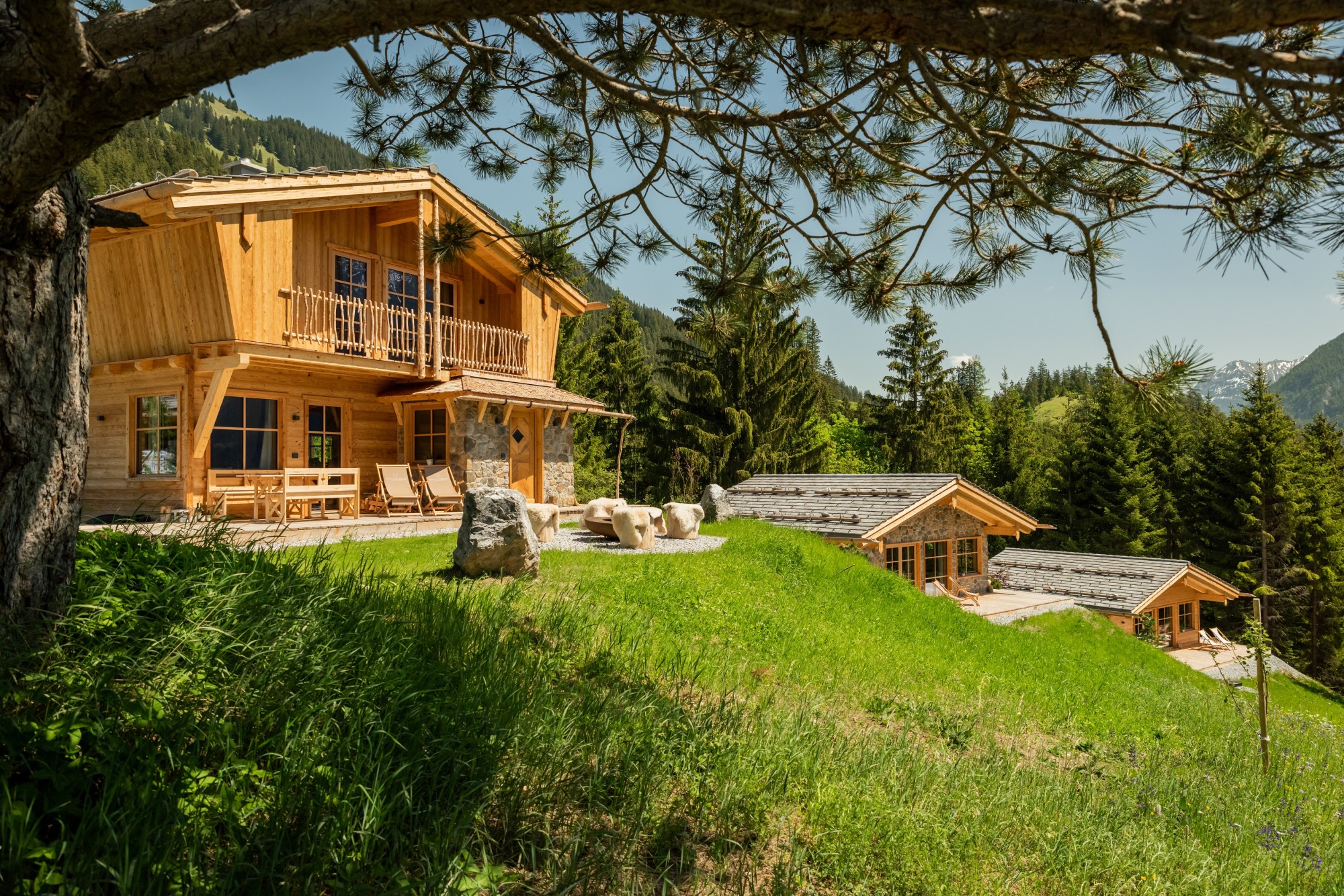 chalets in der lechtaler berglandschaft benglerwald berg chaletdorf v3