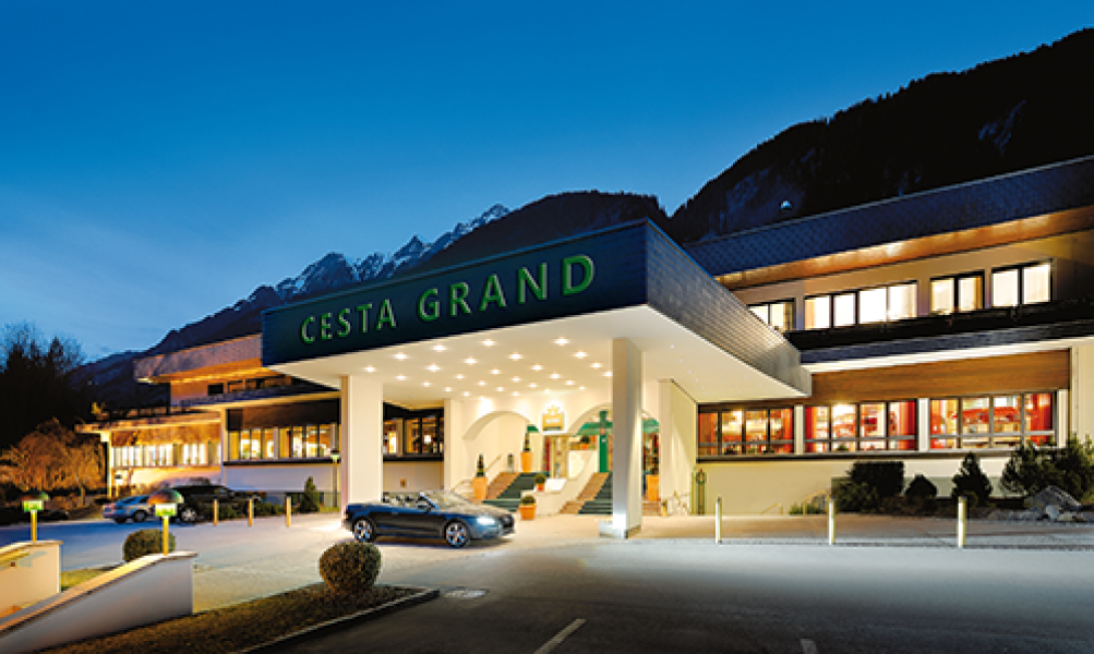 CESTA GRAND Hoteleingang abends Mont2