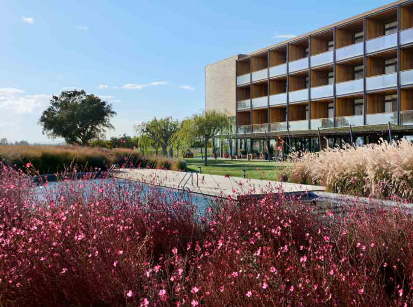Ruckseite des Hotels mit Pool