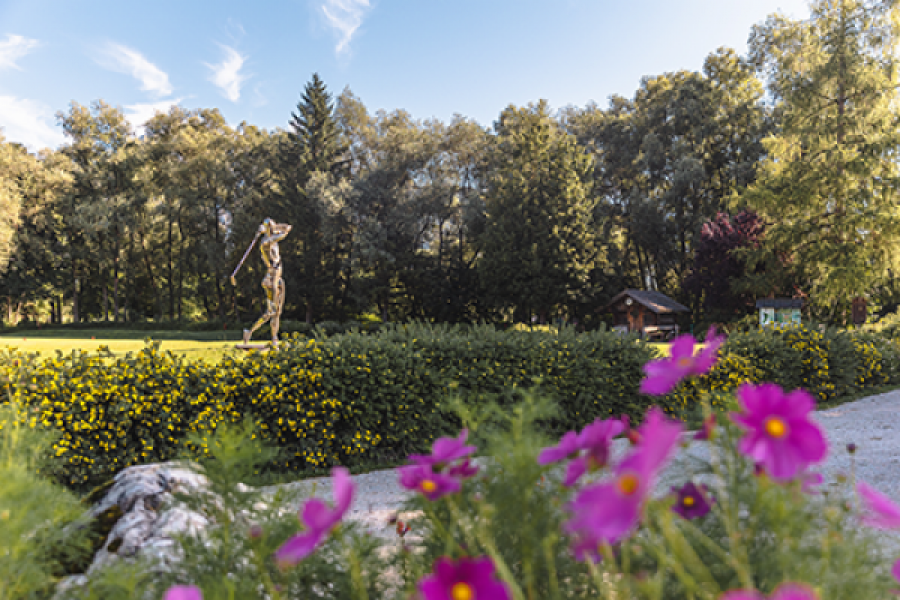 Tee 1 mit Golfer und Starthaus Foto Thomas Sattler Juli 2022