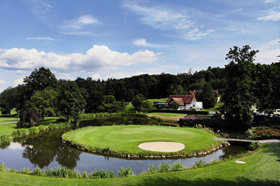 5 Frauenthal Clubhaus mit Inselgrun