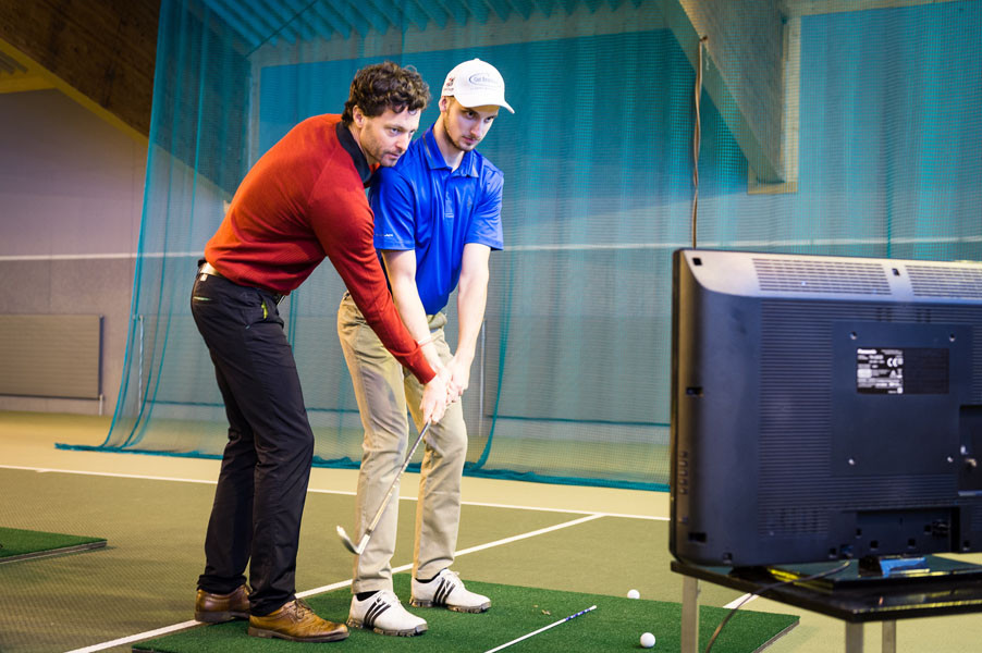 Markus von Knoerzer (li.) leitet im Brandlhof das Golf Training