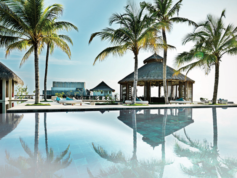Jumeirah Vittaveli Bar EE Pool View