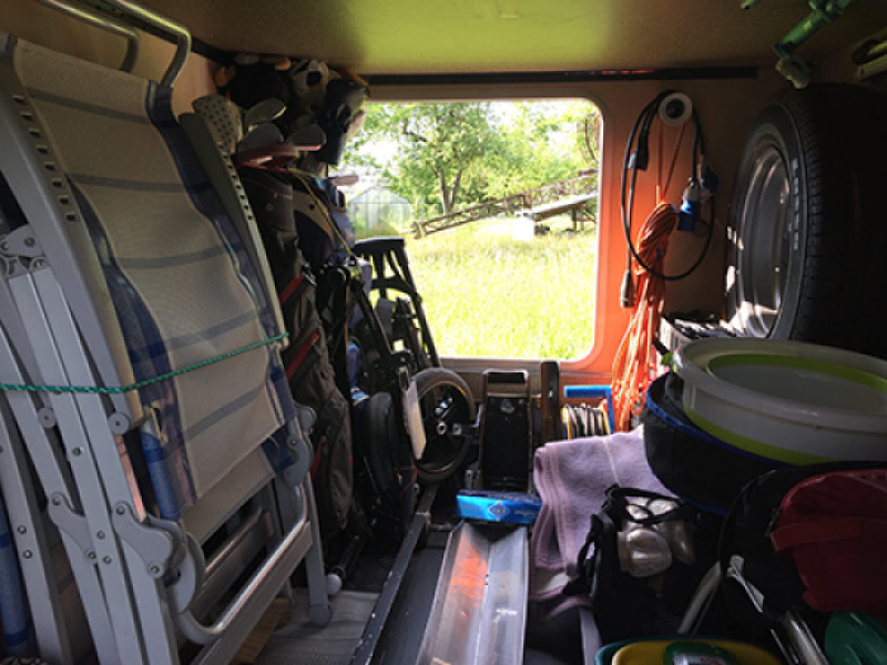 Golfausrustung im Golfmobil verstaut