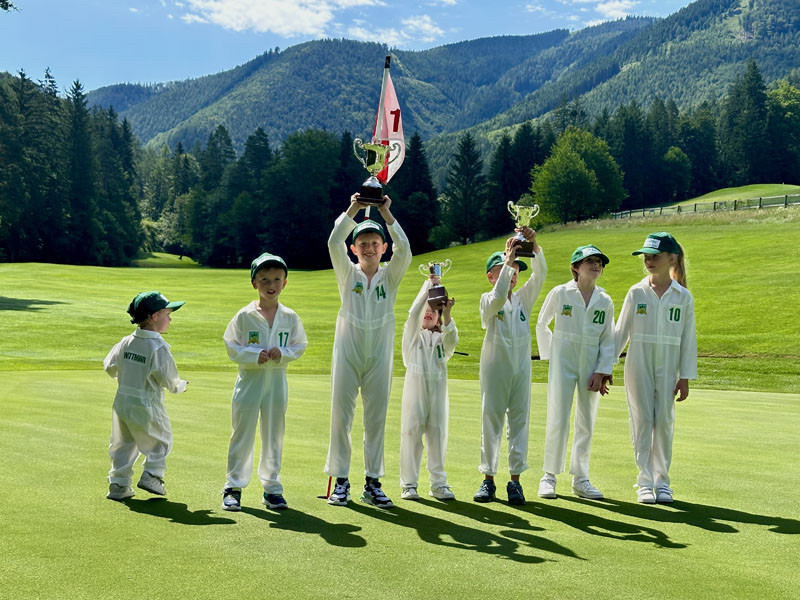 Rolanda Witmann stattete die Jugend in Jubiläumsoveralls aus