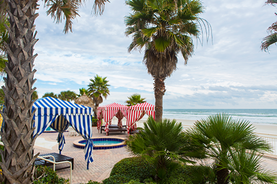 Der Bereich um den Pool