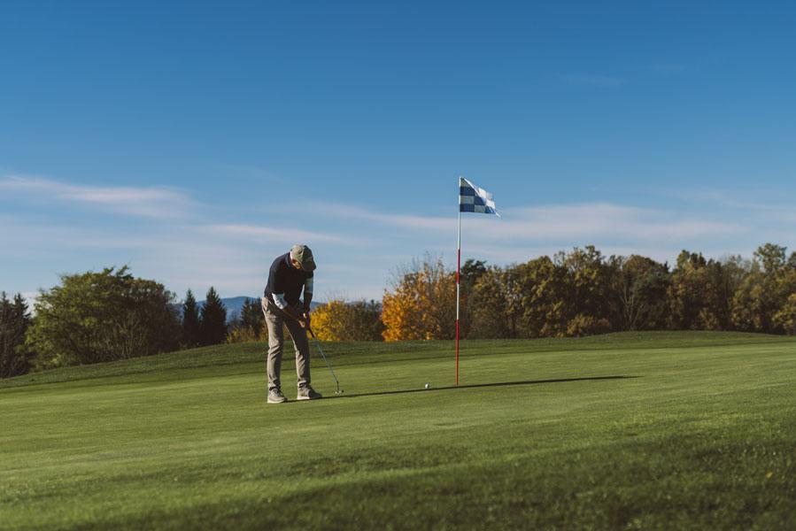 Golfer beim Putten ©jennikoller 01231(4)