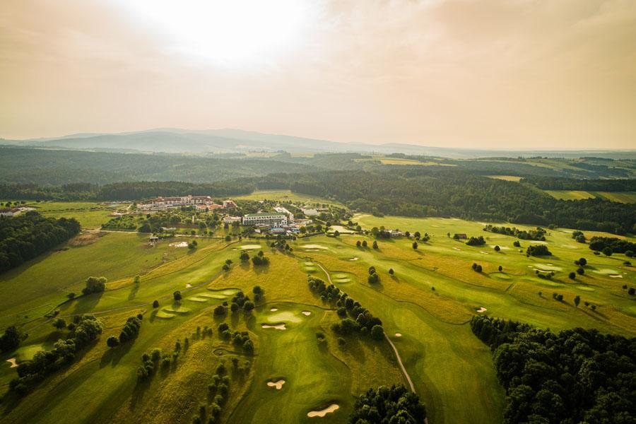 Golfplatz mit Blick auf die Hotels ©Verein Regionalmarketing Photograph Karl Schrotter(1)