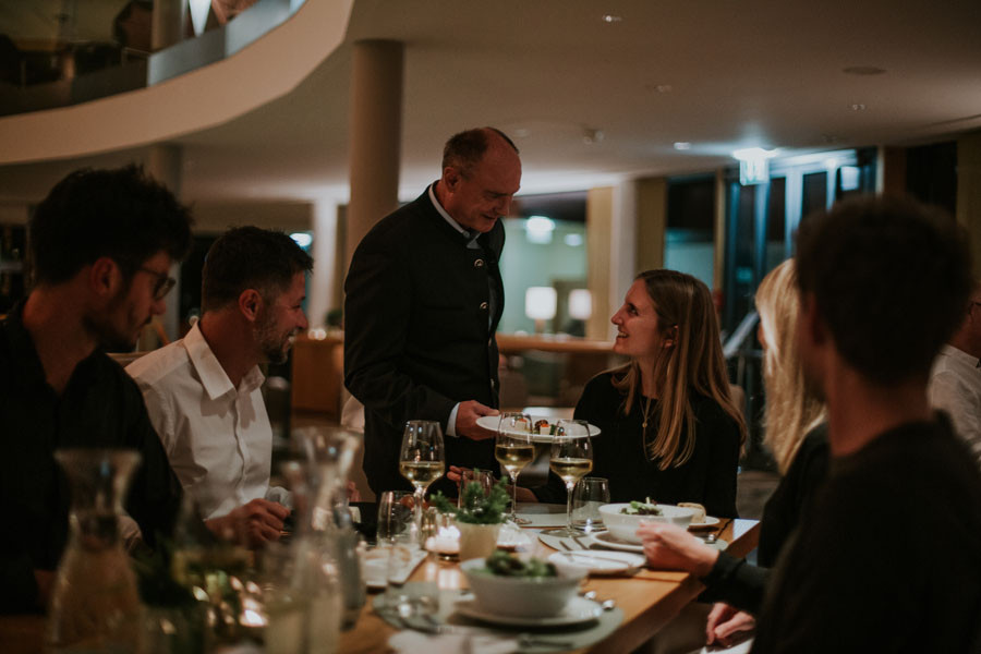 DIE WASNERIN Herr Barta betreut die Gäste Tina Reiter
