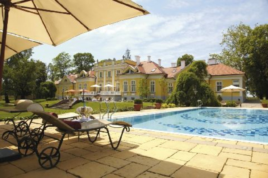 Pool und Schloss neu